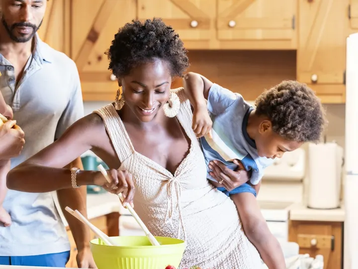 Família cozinhando junta em casa